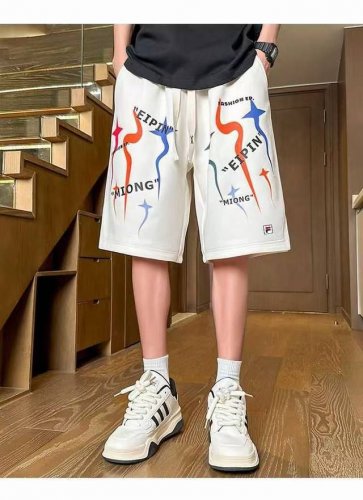 上新 Fila 斐乐夏季新款乱布五角星宽松微阔休闲运动短裤。 这件真是宝藏潮流短裤 时髦精们 你可以永远相信匡威五星，真的甜酷辣 搭配体恤永远那么酷的万能公式。