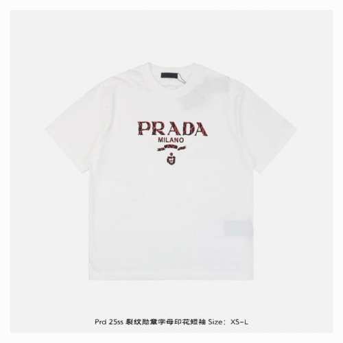 prada 普拉达 25Ss 裂纹勋章字母印花短袖 面料采用230克重精梳棉，定制32支1*1螺纹，成衣两遍水洗处理，面料舒适亲肤无异感，定制定染面料，纺织密度