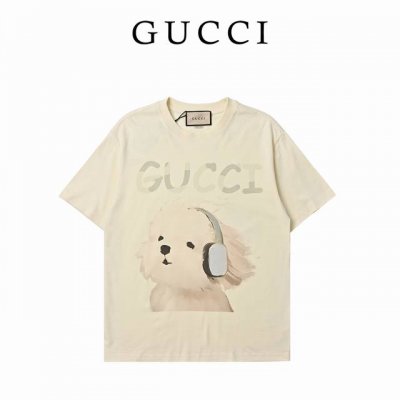Gucci 古驰 耳机小狗高克重印花短袖T恤 选用客供定制针织100%纯棉面打造,面料手感细腻，厚实有质感的纯棉布，高密度的机织工艺，如棉絮般柔紧致舒适，有挺括