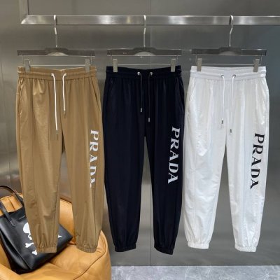 普家 prada休闲裤 简约又大气，侧边醒目的白色“prada”字样，瞬间提升时尚感 抽绳设计可以自由调节松紧，穿着舒适又方便。面料轻盈透气，束脚版型利落M-3
