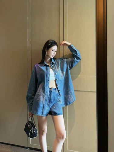 chanel 25新款烫钻牛仔短裤 时髦不易过时 洋气十足 上身修饰身型 高端品质 单色3码Sml