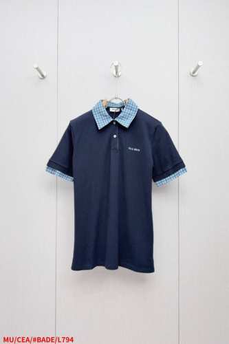 l794 Mu Miumiu 格纹徽标Polo衫 工艺说明：面料采用210克双精疏棉股珠地布，定制条纹梭织布，定制扁机罗纹，整体走线平直细腻，面料舒适柔软，颜色