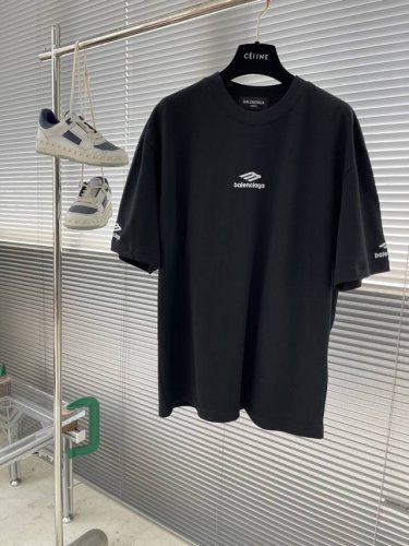 balenciag 2025Ss春夏最新款圆领时尚短袖T恤，官网同步，专柜纯棉面料！贴肤舒适，耐看又好穿，经典简约Logo设计，原厂工艺一丝不苟，型男必备单品