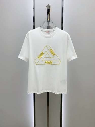普拉达2025夏季新款短袖T恤，个性艺术系列全网独家首发 百搭款细节处理完美纯棉面料十分精致 原版面料 网红明星同款高版本 高品质手感非常舒服 时尚又个性 超级