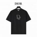 dior 迪奥 25Ss 老花贴布刺绣短袖T恤 这款 T 恤来自 Dior By Erl 尊享联名系列。 采用黑色棉质竹节平纹针织面料精心制作， 胸前饰以老花小