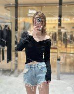 alexander Wang25春夏新款，属于辣妹们的季节来啦重磅满钻复古牛仔棉质用料，水洗工艺兼手工打磨形成旧化效果裤脚处为毛边流苏设计，Logo点缀 视觉感
