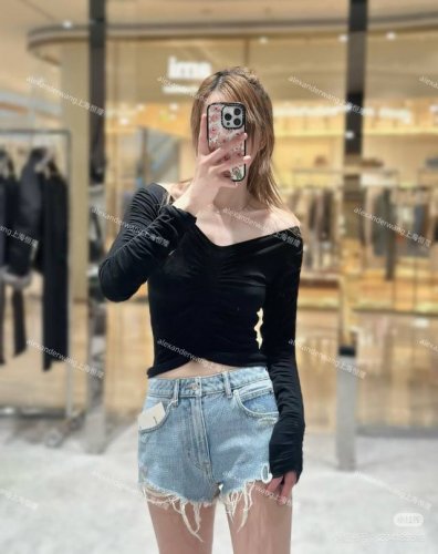 alexander Wang25春夏新款，属于辣妹们的季节来啦重磅满钻复古牛仔棉质用料，水洗工艺兼手工打磨形成旧化效果裤脚处为毛边流苏设计，Logo点缀 视觉感
