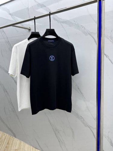 Louis Vuitton 路易威登 2025Fw春夏新品圆领打底外穿T恤，立体感Logo常规半袖纯棉打底T恤，柔软而有韧性。工艺处理，韧性和抗皱性能得到大幅度