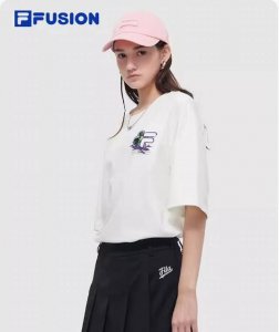 Fila Fusion斐乐潮牌男女情侣款针织短袖衫春夏新款休闲圆领T恤！ 本季Fila Fusion主要以时尚运动文化、跨界联名为主，结合当下广受欢迎的滑板、街