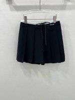 Miumi*25新款百褶短裙 少女知识分子时髦风穿搭 腰头撞色抽绳老钱风百褶短裙 版型上身绝绝子 复古风甜妹穿搭 腰头撞色 经典字母Logo刺绣 低调奢华 内含