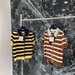 25夏季新款 条纹针织短袖开衫 通体黄黑两色交织 亮眼满分 彰显品牌个性 凸显穿搭高级感 字母刺绣徽标彰显轻奢时髦气质 单穿叠穿均可 两个色Sml