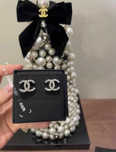 套 Chanel新品珍珠水钻拼接双C耳钉香奈儿双C耳钉 配全套包装 经典小双C，珍珠水钻拼接，太美啦颗颗施华洛水晶+小米珠上身小巧精致，经典百搭，非常适合日常佩