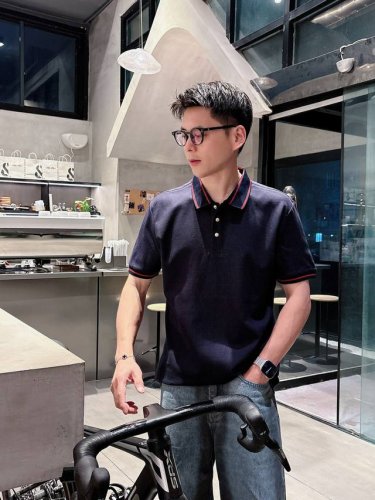 gu 商务休闲通勤款,渠道精品唯美主义的英式裁剪艺术尽显男士魅力风采. 25春夏 专属标识Polo衫短袖T恤 经典的翻领裁剪工艺从未停止.既不单调也不复杂,匠心