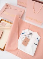 25Ssmi Umiu针织Polo衫 经典翻领设计，简约不失时尚感，腋窝和袖口做蓝色线条装饰，效果非常赞哟胸前饰以撞色品牌标志，醒目又好看暗藏小心机设计就是有几