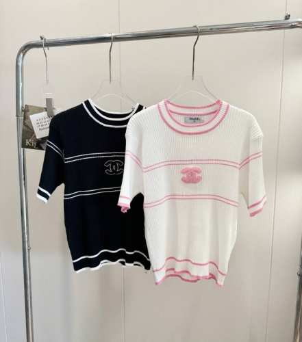 品名：Chane*25Ss 双C撞色Logo钩花针织短袖 尺码：M.L 颜色：白粉色 黑白色 经典的圆领设计，丰富视觉层次，打破传统沉闷，正肩的宽松版型，上身舒