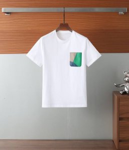 xiaoxiao 罗意威新款推荐！ 商务通勤都能很好搭配的一款 .胸口拼皮口袋设计 内里标志 合体的版型.没有过多的装饰点缀 以版型面料考究易于搭配 作为整体设