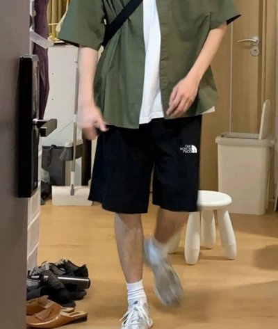 nike 耐克夏季最新款刺绣基础五分休闲短裤 采用重磅华棉面料，触感柔和、垂感强，穿着体验感好 4-5级水洗色牢度不易褪色 面料采用水洗印染工艺 水洗不褪色 穿