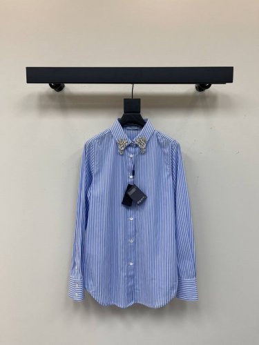 prad*25新款蓝白条纹长袖衬衫 翻领采用重工垂坠水晶钻点缀精致绝美 简约且不单调 带点设计感上身非常好看高级，版型微宽松舒适 时尚大方 优雅高贵面料100%