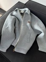 miumiu24Fw早秋新款 知识分子时髦风Overzise大外套 气质翻领设计拉链卫衣太空棉，版型上身绝绝子！复古风穿搭！贴布刺绣字母Logo低调奢华！进口纯