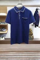 l P2025Ss系列新品 Lor* Pian* 诺U翩然 翻领T恤 此款Polo衫采用定制丝光细纹珠地面料制成，配以螺纹针织衣领和袖口，配有撞色饰边。前胸口袋