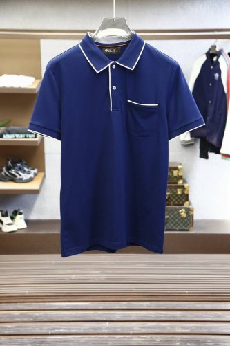 l P2025Ss系列新品 Lor* Pian* 诺U翩然 翻领T恤 此款Polo衫采用定制丝光细纹珠地面料制成，配以螺纹针织衣领和袖口，配有撞色饰边。前胸口袋