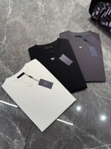 prada* 普拉家新款字母新背心来了 25S夏季必备单品 男女同款 限量级高奢搭配.领前简单干净整洁的三角标设计 原版五金立体有型.质感满满 选用优质 G冰棉
