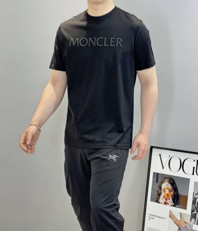 Moncl 蒙*25S新款圆领T恤.代工出品！！此款打底衫以基础的版型为框架.胸口采用发泡立体烫画工艺，袖口搭配经典小帽子.细节为整体搭配起到至关重要的作用，增