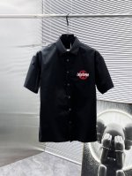 露露 2025Ss新款男士短袖袖 衬衫 衬衣，高端版本！专柜定制面料 透气舒适度高，细节无可挑剔，品牌元素设计理念，体现高品质。手感细腻柔软！呈现休闲裁剪，上身