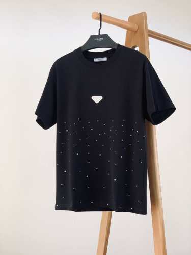 prada 普拉达 2025Ss春夏新品 最新款，.. 从经典三角标到钻都是棒棒滴。。低调帅气的处理。还有隐约的闪耀！！！ 帅。 Size：S-Xl