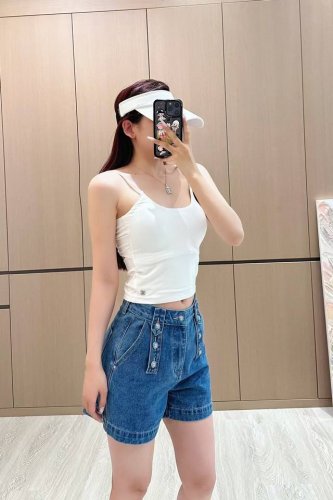 celin* 25Ss春夏新款 Logo微标点缀吊带背心丨独家高版出品！超级遮副乳，内配胸垫，镂空露背小背心，面料舒适有质感，不管是运动还是日常出街，轻松展现时