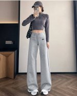Miu Miu 神裤！春日氛围感拉满 家人们谁懂啊 被我挖到一条超绝的 Miu Miu 灰色微喇卫裤，简直是春日穿搭的神！ 一穿秒变大长腿 高腰设计简直是腿长作