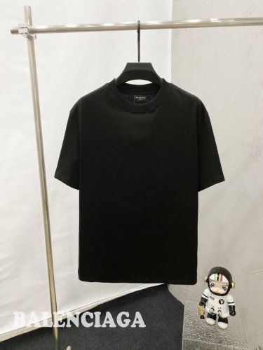 巴黎世家 Blcg 25Ss 红色美纹纸胶带印花短袖T恤 轻奢主义 男女日常通勤穿搭必备单品 正确版本 随意对比 详细特征 280克 % 纯棉双纱汗布面料 面部