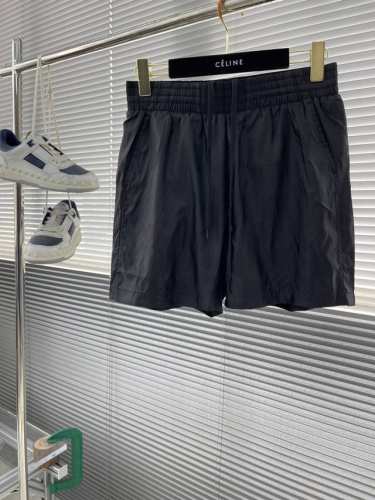 驴牌 25Ss新款沙滩短裤于速干科技面料铺陈全幅 Damier 压纹，再借 Marque L.Vuitton DéPoséE 标识含蓄抒写品牌印记。经典简约设计