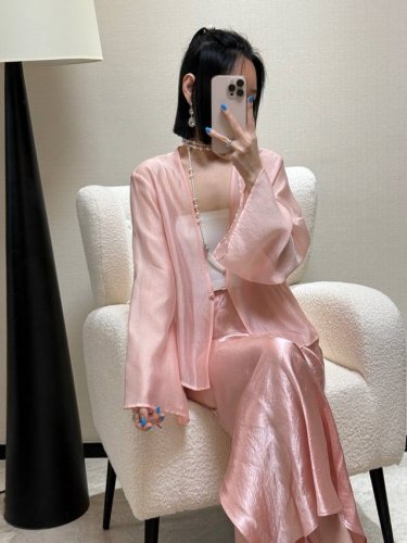 夏季新款！出货！盘扣大V天丝防晒衫！原创设计 极简风！版型超好！百搭不挑人 单款六色 黑 白 黄 绿 粉 紫 S-Xl 王炸产品！极致性价比跑量款！