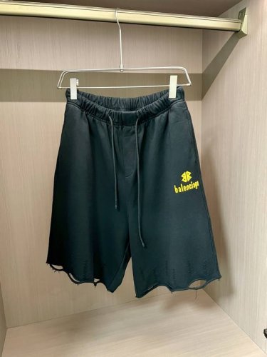 巴黎世家 2025春夏新品短裤，满溢慵懒时尚气息。宽松的版型，搭配抽绳设计，随性自在，给予身体无拘无束的舒展空间。侧边标志性的品牌字母，简约却吸睛，彰显独特风格