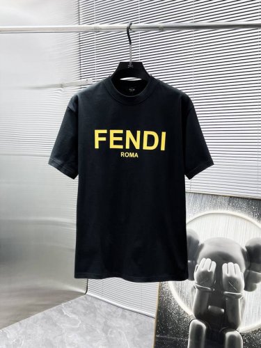 芬迪 Fendi 2025Ss新款 半袖 体恤 短袖 宽松版 圆领 T恤，高端版本！专柜定制面料 透气舒适度高，细节无可挑剔，品牌元素设计理念，体现高品质。手感