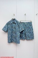 上衣 裤子 L657 Lv路易威登 压印牛仔棉布短裤 面料：采用32支12*12按斜纹纯棉牛仔面料 该款面料偏薄上身不沉重，克重约为260克。 工艺：面料印花采