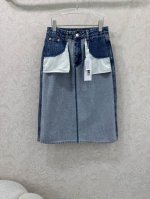 马吉拉Mm6 25牛仔半裙 延续品牌风格不走寻常路 口袋外露别具一格的前后拼色设计 大胆的风格真的太爱了 精选进口牛仔面料 面料柔软舒适 复古纹路做旧风 酵石磨