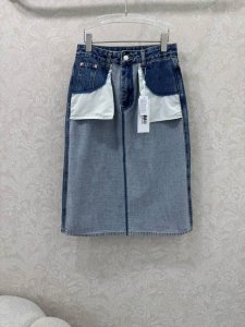 马吉拉Mm6 25牛仔半裙 延续品牌风格不走寻常路 口袋外露别具一格的前后拼色设计 大胆的风格真的太爱了 精选进口牛仔面料 面料柔软舒适 复古纹路做旧风 酵石磨