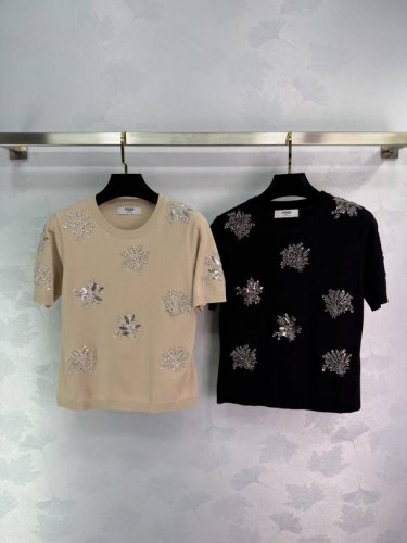 Fe*钉珠刺绣圆领针织衫，高端质感每一处钉珠都经过精心挑选与镶嵌，闪耀夺目 独特而精致，彰显个性品味。图案栩栩如生，不仅提升了整体的时尚感，更彰显了品牌的专属魅