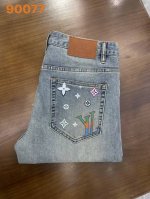 Lv 原单牛仔裤 2025新品，原版牛仔裤 原版重工打造，品牌经典Logo设计，原版五金辅料。专柜定制牛仔面料，完全对版专柜，欢迎专柜试穿后再购买，好货不怕比。