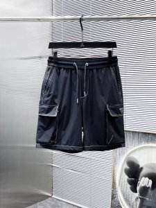 普拉达 prada 2025Ss夏季新款 休闲 短裤 高端版本 专柜定制面料 透气舒适度高 细节无可挑剔 品牌元素设计理念 体现高品质 手感细腻柔软 呈现休闲裁