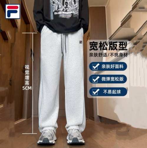 上新 P120 【Fila斐乐 25春款刺绣直筒宽松休闲裤】 ◆采用棉纤水洗面料，立体裁剪，上身潮流有型，大流水制作，手感柔软，不掉色。两侧斜插袋设计，上身版型