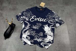 新款短袖上新2025Ss夏季新品 福神Evisu 夏日潮流新宠 这件短袖简直是时尚与品质的完美融合 面料选用的是优质棉质 柔软亲肤 透气性一流 夏天穿着舒适又自