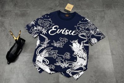 新款短袖上新2025Ss夏季新品 福神Evisu 夏日潮流新宠 这件短袖简直是时尚与品质的完美融合 面料选用的是优质棉质 柔软亲肤 透气性一流 夏天穿着舒适又自