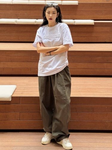 亚历山大王Alexanderwang25春夏磨毛情侣压花T恤 25春夏洗水磨毛压花T恤面料为100%全棉26支纱220克平纹布料，整件衣服的压花效果极其复杂，第