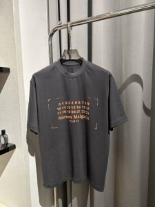 马吉拉印章数字T直喷Logo短袖 3个颜色都很出彩简约百搭高级感满满 面料采用液氨酸面料 经过洗水 缩水达 克重 上身不但没有厚重感 穿着亲肤舒适 手感柔软质感