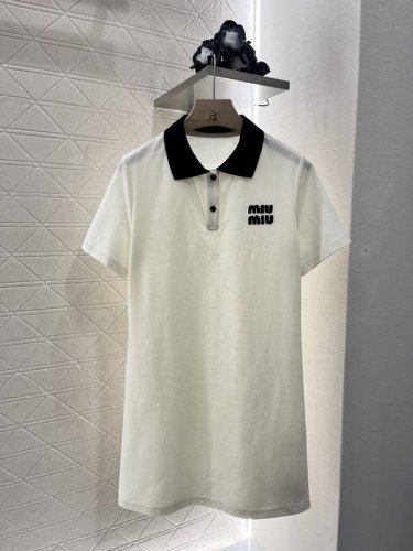 Miumi*2025新品上架 短袖撞色连衣裙 定制Yb原生全棉材质 质感光泽 透气舒适 翻领短袖连衣裙剪裁 前襟纽扣半开襟随心调节 与大身撞色细节给时尚感加分