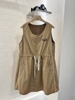 miumi*2025新品上架 抽绳工装背心裙 定制Yb进口环保再生尼龙材质 质感高级 挺括有型 拉链开襟抽绳连衣裙版型 宽松舒适可调节 腰间抽绳吸睛满分 轻松划