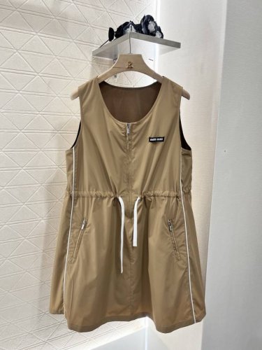miumi*2025新品上架 抽绳工装背心裙 定制Yb进口环保再生尼龙材质 质感高级 挺括有型 拉链开襟抽绳连衣裙版型 宽松舒适可调节 腰间抽绳吸睛满分 轻松划